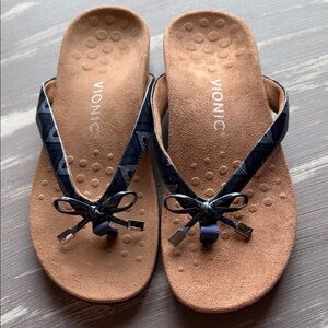 Vionic Podiadtrist Designed Flip Flops in like new condition 🌷 offers welcomed